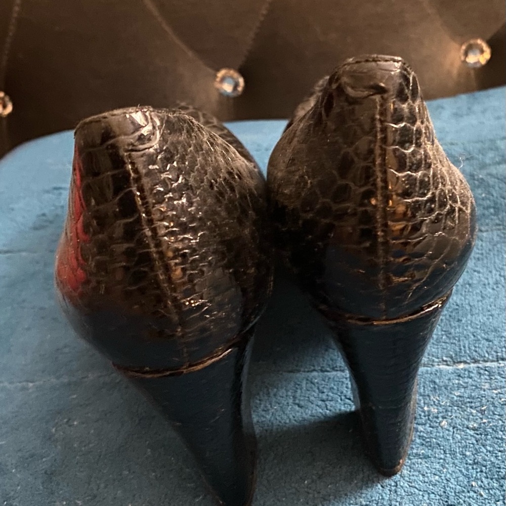 Black alligator textured Earthies size 8 - Picture 2 of 3